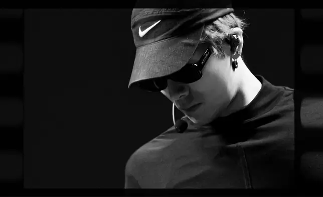 王嘉爾在這次世界巡迴演唱會身兼多職。