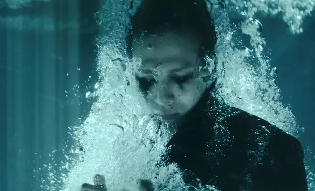 王嘉爾連續兩張專輯打入Billboard前15創華語歌手新里程。