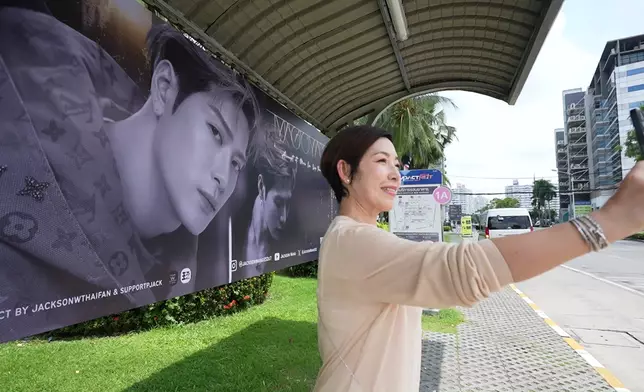 曼谷會場內外遍佈Jackson應援海報。