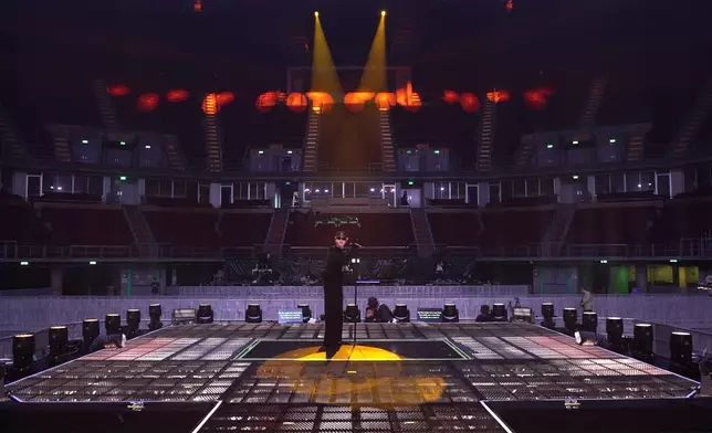 世界巡迴演唱會Jackson身兼多職，擔任統籌和總監，由服裝、舞蹈編排、燈光和舞台效果等都親自參與