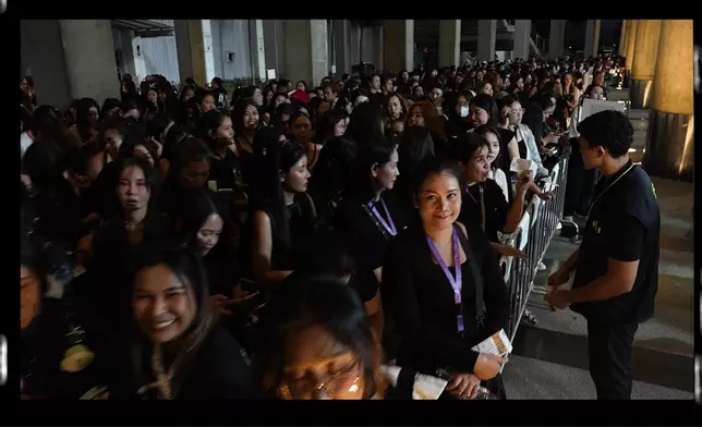 演唱會場外候場粉絲氣氛熾熱，不少來自俄羅斯、韓國及內地的觀眾遠道而來為支持Jackson。