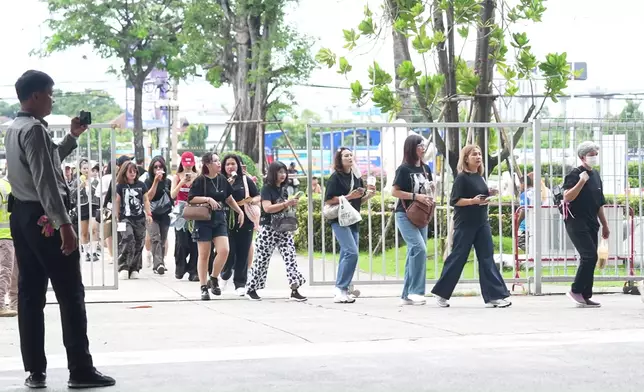 演唱會場外候場粉絲氣氛熾熱，不少來自俄羅斯、韓國及內地的觀眾遠道而來為支持Jackson。