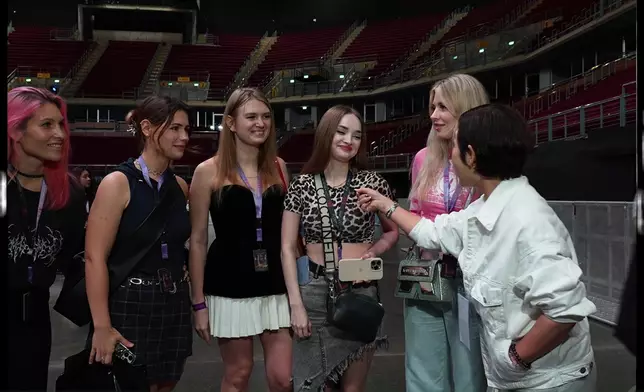 演唱會場外候場粉絲氣氛熾熱，不少來自俄羅斯、韓國及內地的觀眾遠道而來為支持Jackson。