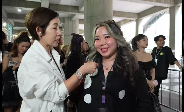 演唱會場外候場粉絲氣氛熾熱，不少來自俄羅斯、韓國及內地的觀眾遠道而來為支持Jackson。