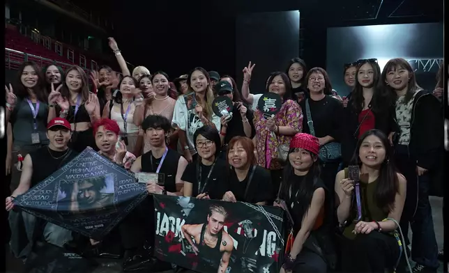 演唱會場外候場粉絲氣氛熾熱，不少來自俄羅斯、韓國及內地的觀眾遠道而來為支持Jackson。