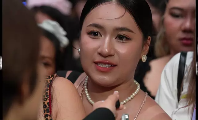 粉絲形容：首先有合影好少藝人會做到，同埋身材練到咁好畀我哋睇，同埋經常會回覆粉絲，同埋睇到粉絲比佢嘅留言。