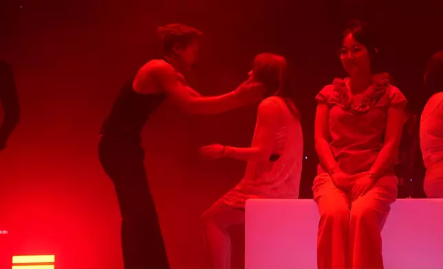 幸運粉絲可以上台同Jackson超近距離互動。