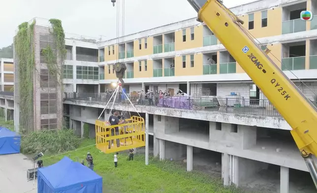 昨晚的升降平台倒塌意外其實是改編自真實事件。