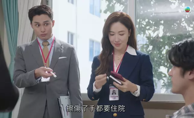 大寶助手（布樂文飾）雖然受輕傷，但不但獲電影公司「厚待」安排住院，還被逼接受媒體訪問，兼將事件責任攬上身。