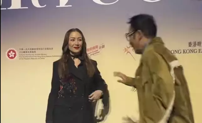 任達華、琦琦夫妻檔出席時裝秀。網上圖片