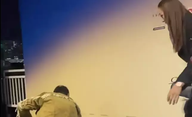 任達華、琦琦夫妻檔出席時裝秀。網上圖片