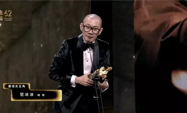 導演張吉安代為頒獎。