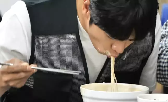 李伊庚早前因在節目中表演一口吸入麵條而飽受批評。影片截圖