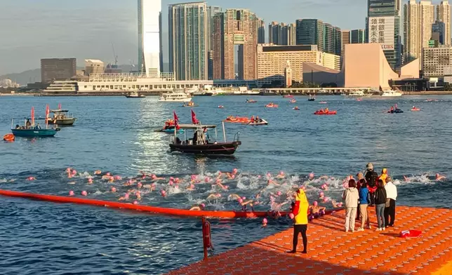「維港泳2025」22日早上舉行，圖示健兒下水情況。巴士的報記者攝