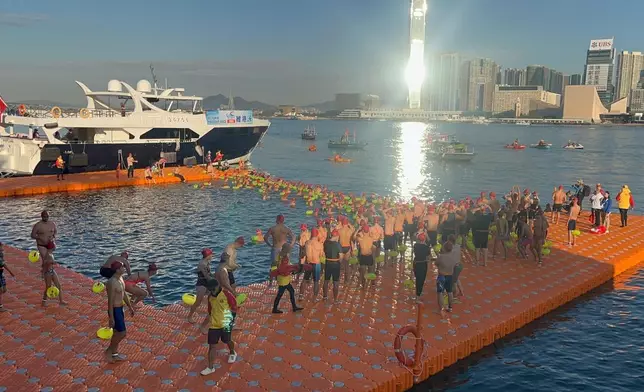 「維港泳2025」22日早上舉行，圖示健兒下水情況。巴士的報記者攝