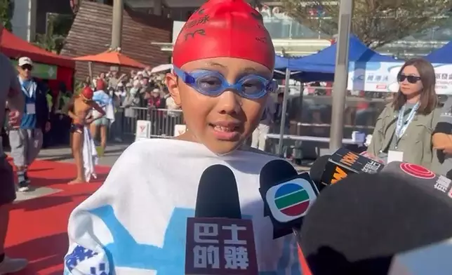 「維港泳2025」22日早上舉行，參賽的12歲郭小朋友分享感受。巴士的報記者攝