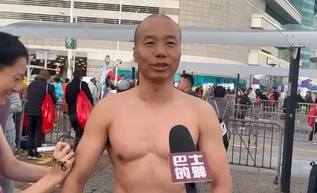 「維港泳2025」22日早上舉行，深圳的葉先生來港參賽。巴士的報記者攝
