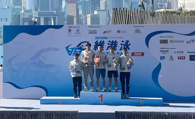 「維港泳2025」22日早上舉行，圖為頒獎台上的競賽組男子組前五名泳手。巴士的報記者攝
