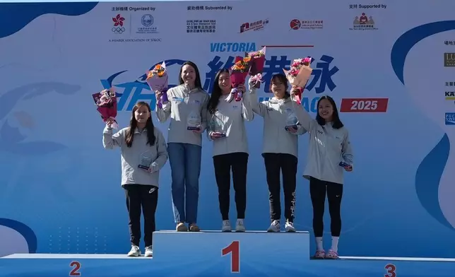 「維港泳2025」22日早上舉行，圖為頒獎台上的競賽組女子組前五名泳手。巴士的報記者攝