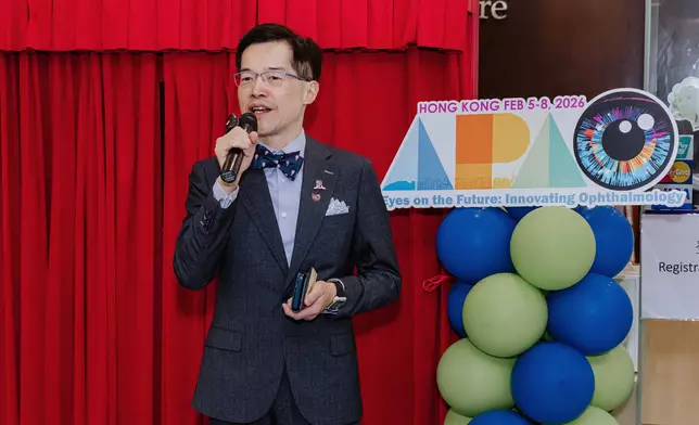 中大眼科及視覺科學學系主任、 亞太眼科學會秘書長譚智勇在「眼科發展展覽」開幕禮上致辭。