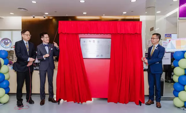 「眼科發展展覽」開幕儀式 – (右起) 香港眼科學會會長任卓昇、中大眼科及視覺科學學系主任譚智勇、香港眼科醫學院院長容瀚華一同主持。