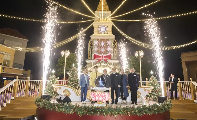 魏浚笙與主禮嘉賓進行亮燈儀式。