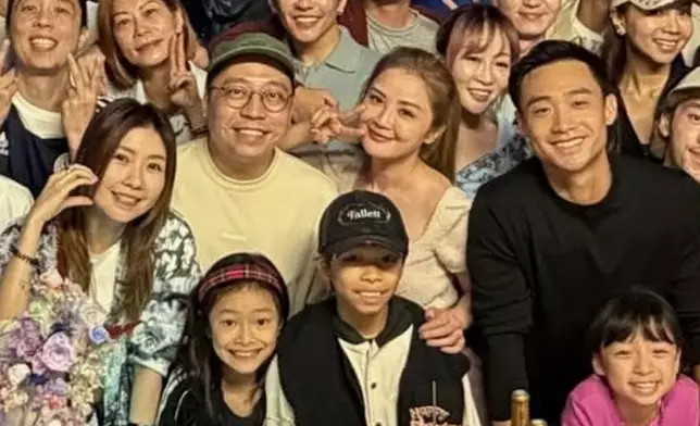 緋聞男友Elvis就站在壽星女旁邊。