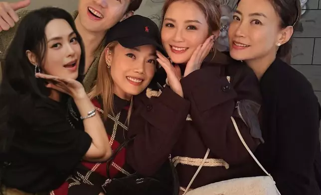 鍾欣潼（阿嬌）雖說未能出席，但都有在合照中「現身」。