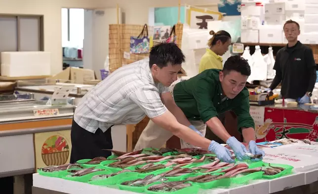 二人化身魚店老闆助手