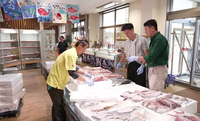 二人化身魚店老闆助手