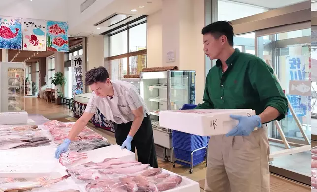 二人化身魚店老闆助手