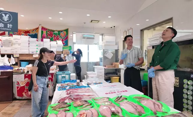 洪永城更即場請對方揀人「親自餵蠔」。