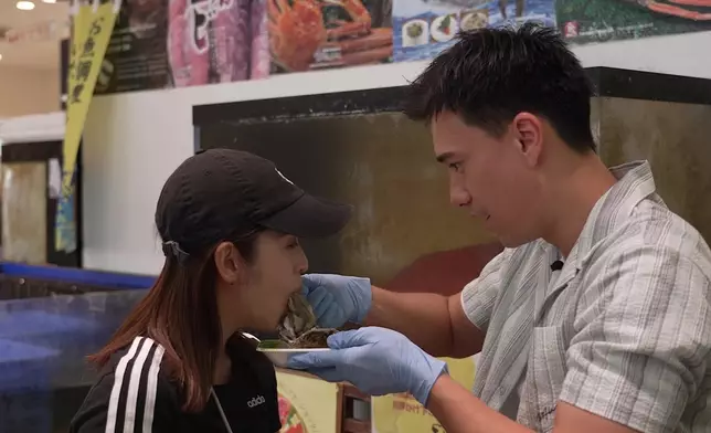 朱敏瀚親手餵對方品嚐生蠔，結果朱敏瀚憑「美色」勝出。