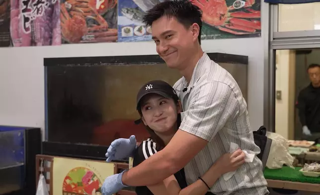 可愛兼送上擁抱，氹到日本女生勁開心。