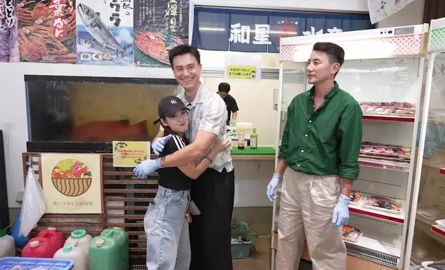 可愛兼送上擁抱，氹到日本女生勁開心。