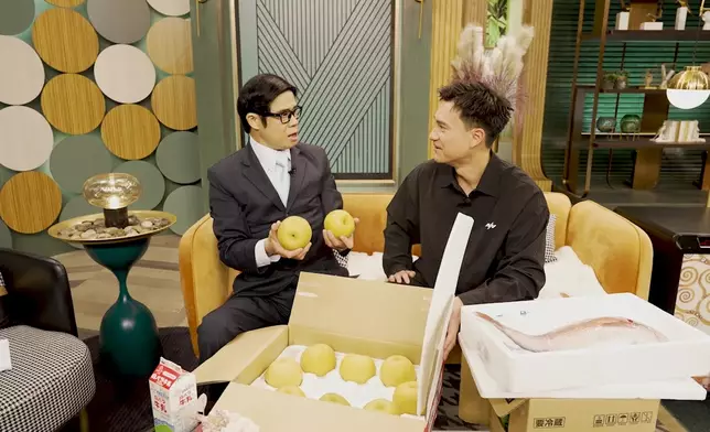 為感謝大王十年前的照顧，朱敏瀚專誠送日本鯛魚、牛奶、新甘泉梨給大王。