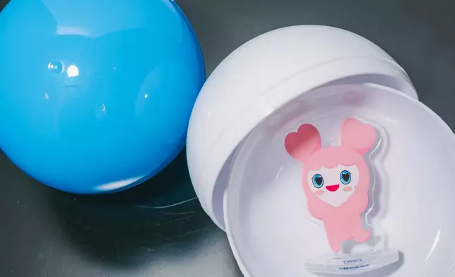 可以在扭蛋機試試運氣，看看能否扭中最喜愛的立牌或襟章。主辦單位提供圖片