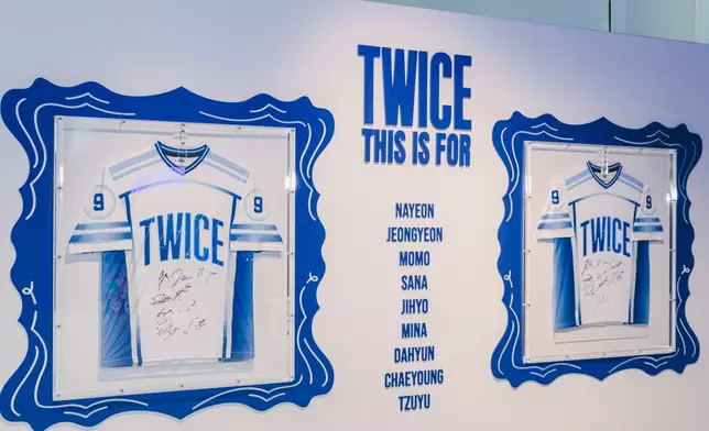 現場展出TWICE成員親筆簽名的服飾。主辦單位提供圖片