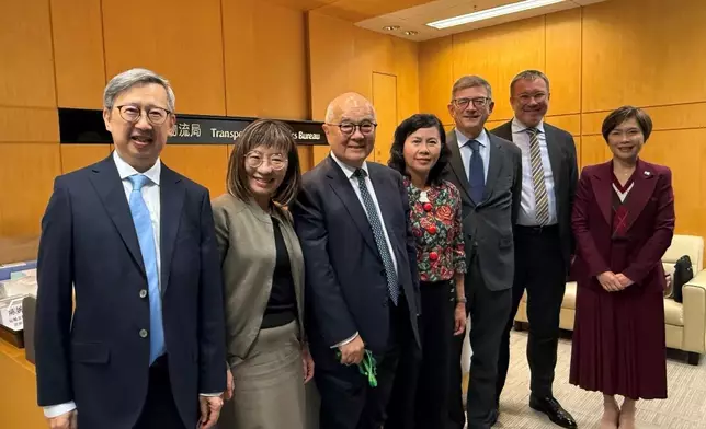 陳美寶與國際航運保險聯盟主席Frédéric Denèfle（右三）和秘書長Lars Lange（右二）會面，香港海運港口發展局主席鄭慕智（左三）、海運及港口發展專員暨運輸及物流局副秘書長陳婉雯（左二）、香港保險業聯會行政總監劉佩玲（右一）及香港保險業聯會洋面保險公會副主席李國霖（左一）亦有出席。運物局網站圖片