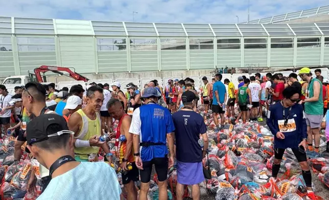 香港街馬領取行李系統故障，導致一度混亂。小紅書圖片