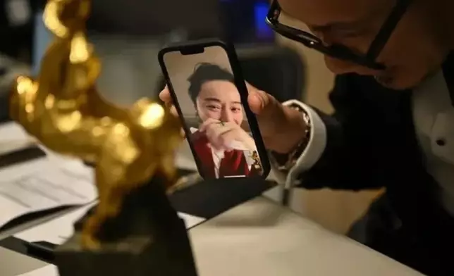 張吉安之後馬上與范冰冰視像通話，可見她激動到爆喊。