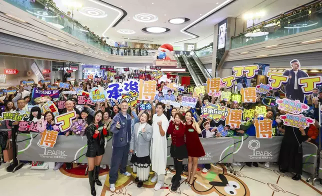 與粉絲大合照。