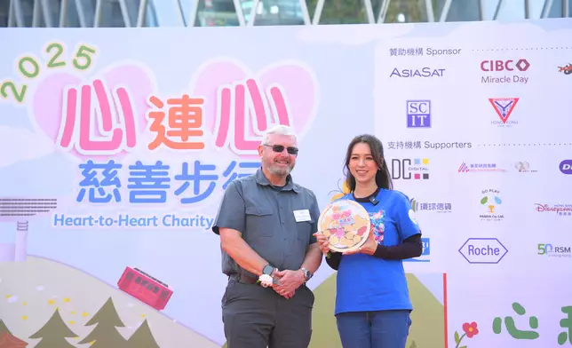 兒童心臟基金會榮譽顧問栢志高先生（左）