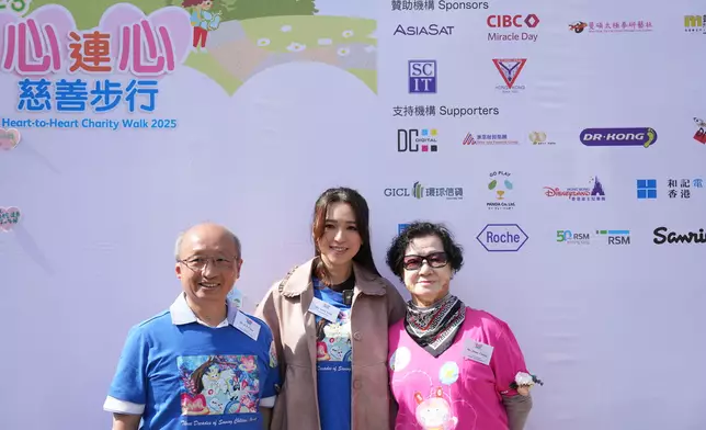 基金會主席周啟東醫生（左）