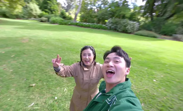 就咁睇，有周嘉洛嘅世界，應該係好開心同有啲瘋狂。