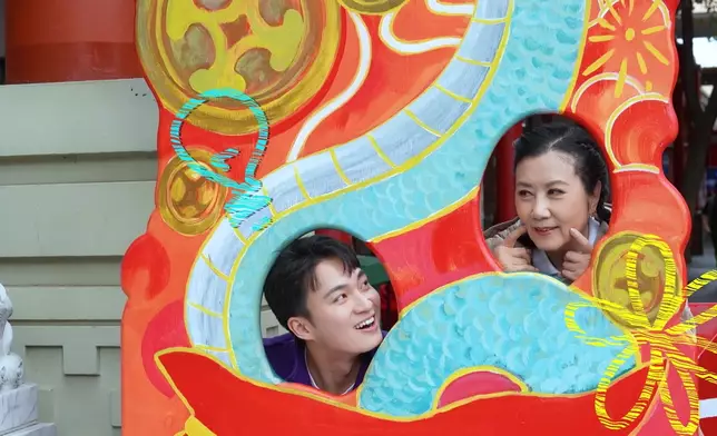 就咁睇，有周嘉洛嘅世界，應該係好開心同有啲瘋狂。