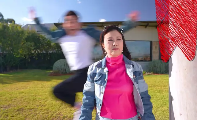 就咁睇，有周嘉洛嘅世界，應該係好開心同有啲瘋狂。