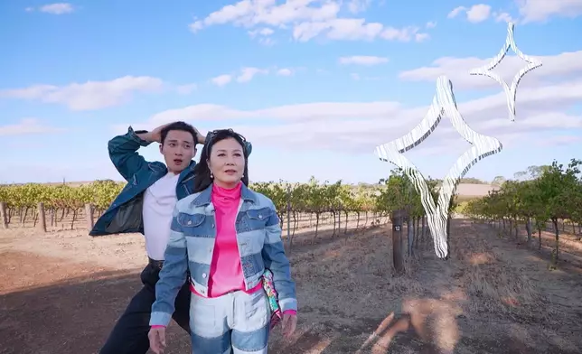 就咁睇，有周嘉洛嘅世界，應該係好開心同有啲瘋狂。