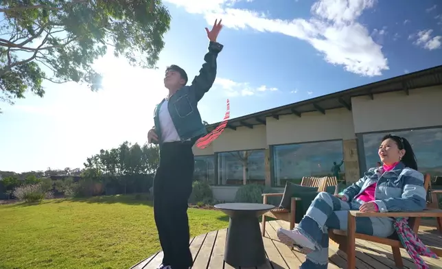 就咁睇，有周嘉洛嘅世界，應該係好開心同有啲瘋狂。