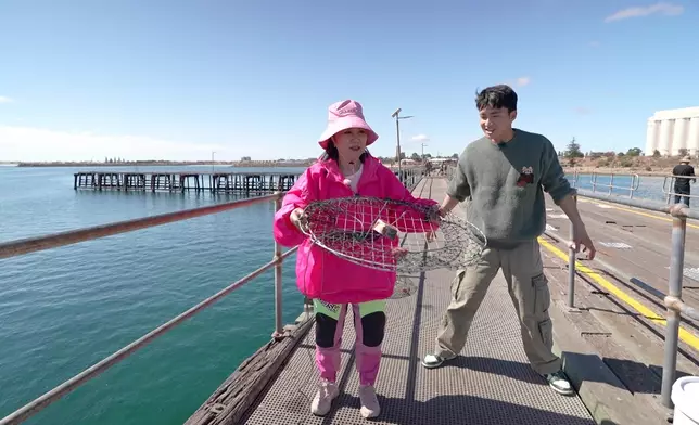 阿姐體驗釣蟹時，好似小朋友咁開心。